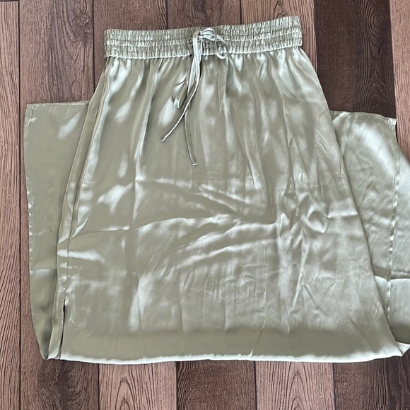 HM green satin dress size small, NEW and never worn - Picture 6 of 6